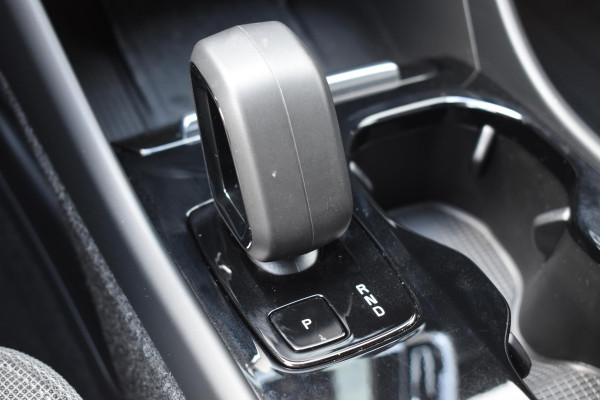 Volvo XC40 Single Motor Extended Range Plus 82 kWh / Adaptieve cruise control / Elektrische achterklep / Stoel - en stuurwielverwarming / Parkeersensoren V+A / Extra getint glas / Zwart dak / Achteruitrijcamera / MicroTech bekleding