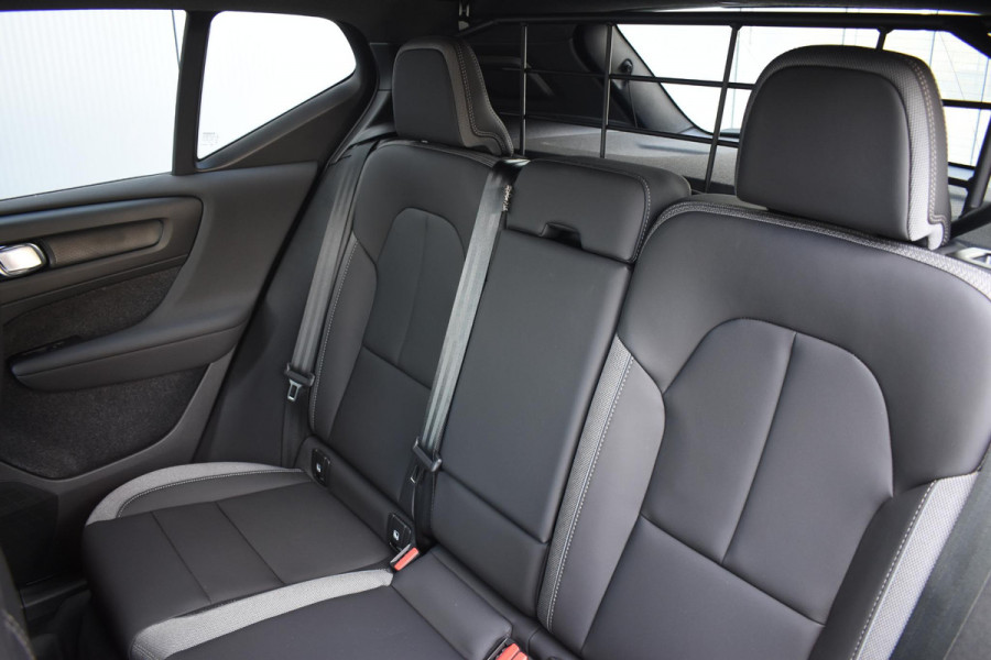 Volvo XC40 Single Motor Extended Range Plus 82 kWh / Adaptieve cruise control / Elektrische achterklep / Stoel - en stuurwielverwarming / Parkeersensoren V+A / Extra getint glas / Zwart dak / Achteruitrijcamera / MicroTech bekleding