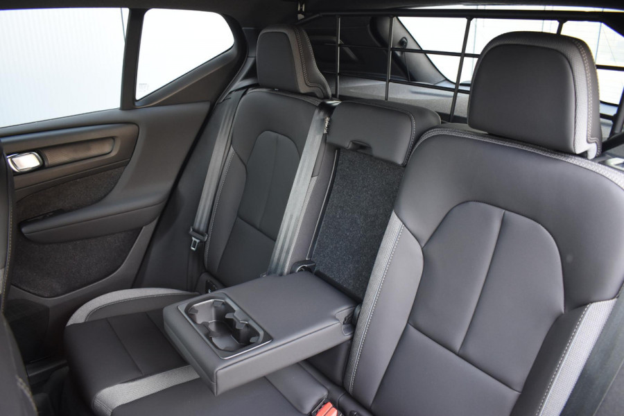 Volvo XC40 Single Motor Extended Range Plus 82 kWh / Adaptieve cruise control / Elektrische achterklep / Stoel - en stuurwielverwarming / Parkeersensoren V+A / Extra getint glas / Zwart dak / Achteruitrijcamera / MicroTech bekleding