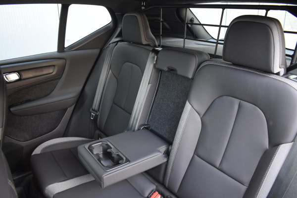 Volvo XC40 Single Motor Extended Range Plus 82 kWh / Adaptieve cruise control / Elektrische achterklep / Stoel - en stuurwielverwarming / Parkeersensoren V+A / Extra getint glas / Zwart dak / Achteruitrijcamera / MicroTech bekleding