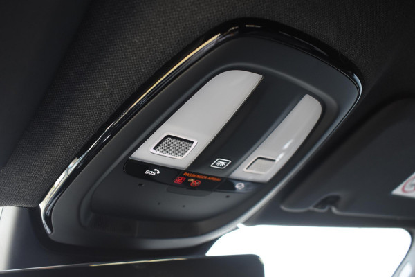 Volvo XC40 Single Motor Extended Range Plus 82 kWh / Adaptieve cruise control / Elektrische achterklep / Stoel - en stuurwielverwarming / Parkeersensoren V+A / Extra getint glas / Zwart dak / Achteruitrijcamera / MicroTech bekleding