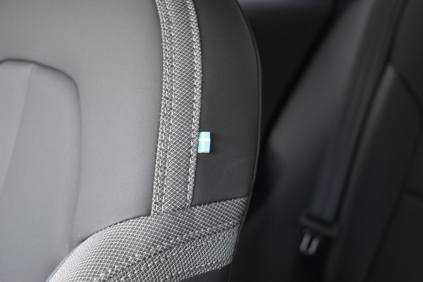 Volvo XC40 Single Motor Extended Range Plus 82 kWh / Adaptieve cruise control / Elektrische achterklep / Stoel - en stuurwielverwarming / Parkeersensoren V+A / Extra getint glas / Zwart dak / Achteruitrijcamera / MicroTech bekleding
