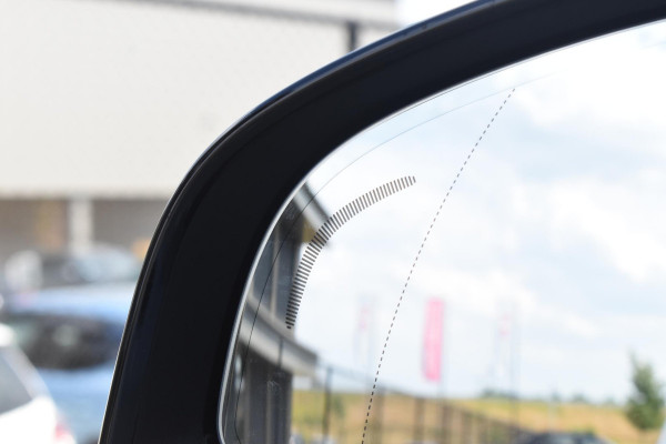 Volvo XC40 Single Motor Extended Range Plus 82 kWh / Adaptieve cruise control / Elektrische achterklep / Stoel - en stuurwielverwarming / Parkeersensoren V+A / Extra getint glas / Zwart dak / Achteruitrijcamera / MicroTech bekleding