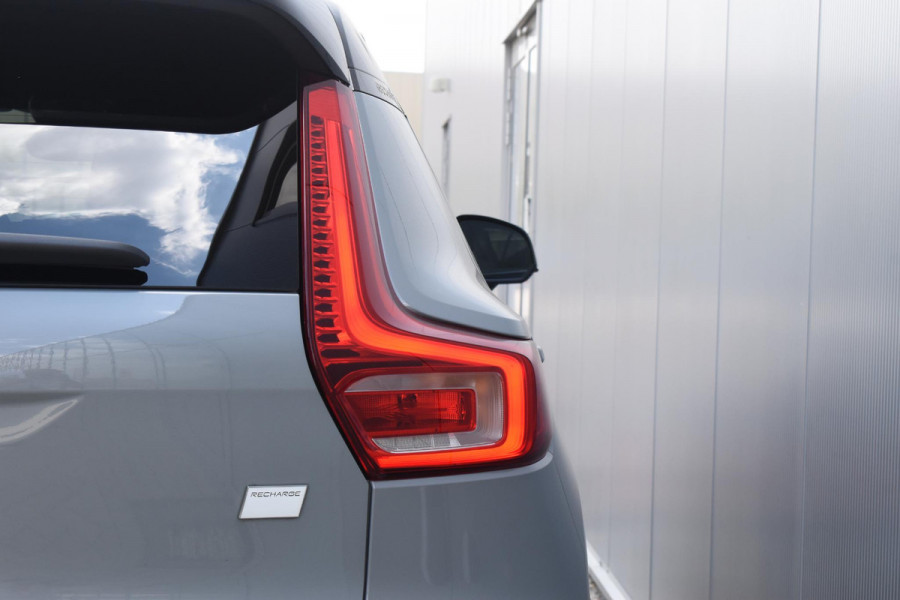 Volvo XC40 Single Motor Extended Range Plus 82 kWh / Adaptieve cruise control / Elektrische achterklep / Stoel - en stuurwielverwarming / Parkeersensoren V+A / Extra getint glas / Zwart dak / Achteruitrijcamera / MicroTech bekleding