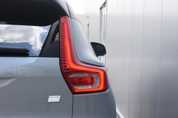 Volvo XC40 Single Motor Extended Range Plus 82 kWh / Adaptieve cruise control / Elektrische achterklep / Stoel - en stuurwielverwarming / Parkeersensoren V+A / Extra getint glas / Zwart dak / Achteruitrijcamera / MicroTech bekleding