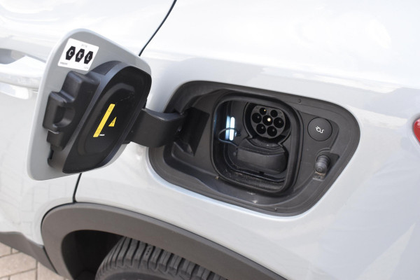 Volvo XC40 Single Motor Extended Range Plus 82 kWh / Adaptieve cruise control / Elektrische achterklep / Stoel - en stuurwielverwarming / Parkeersensoren V+A / Extra getint glas / Zwart dak / Achteruitrijcamera / MicroTech bekleding