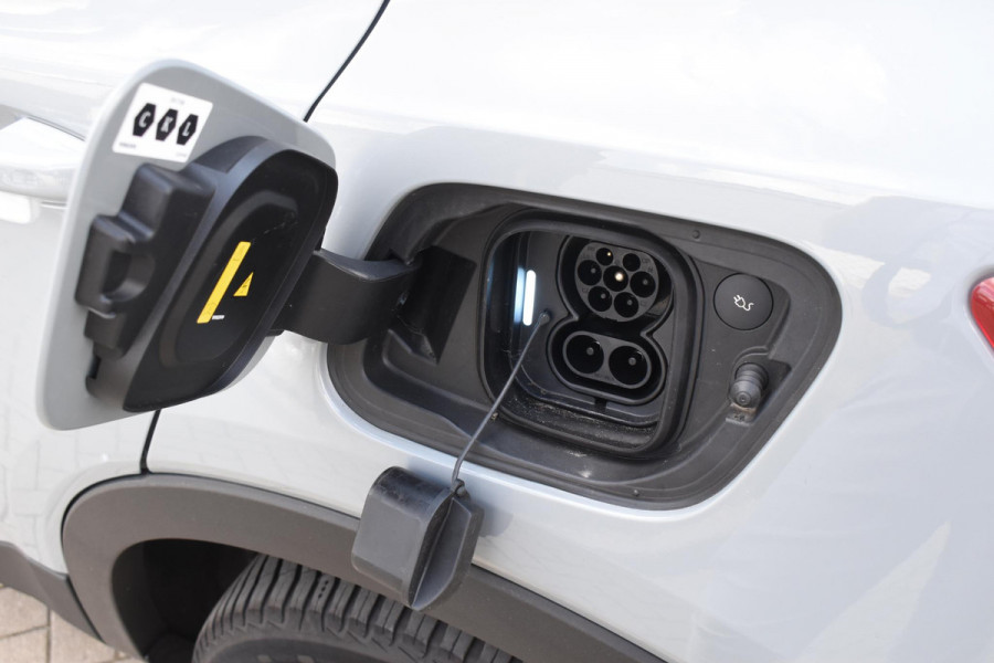Volvo XC40 Single Motor Extended Range Plus 82 kWh / Adaptieve cruise control / Elektrische achterklep / Stoel - en stuurwielverwarming / Parkeersensoren V+A / Extra getint glas / Zwart dak / Achteruitrijcamera / MicroTech bekleding