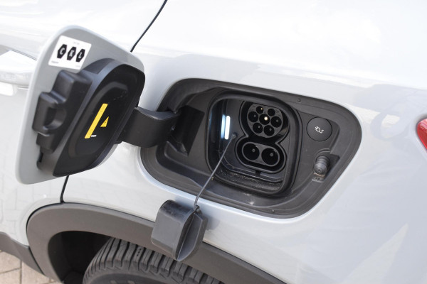 Volvo XC40 Single Motor Extended Range Plus 82 kWh / Adaptieve cruise control / Elektrische achterklep / Stoel - en stuurwielverwarming / Parkeersensoren V+A / Extra getint glas / Zwart dak / Achteruitrijcamera / MicroTech bekleding