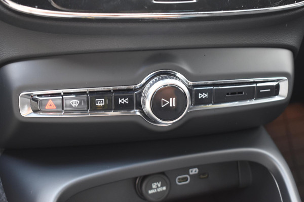 Volvo XC40 Single Motor Extended Range Plus 82 kWh / Adaptieve cruise control / Elektrische achterklep / Stoel - en stuurwielverwarming / Parkeersensoren V+A / Extra getint glas / Zwart dak / Achteruitrijcamera / MicroTech bekleding