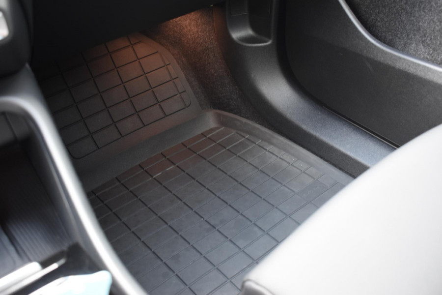 Volvo XC40 Single Motor Extended Range Plus 82 kWh / Adaptieve cruise control / Elektrische achterklep / Stoel - en stuurwielverwarming / Parkeersensoren V+A / Extra getint glas / Zwart dak / Achteruitrijcamera / MicroTech bekleding