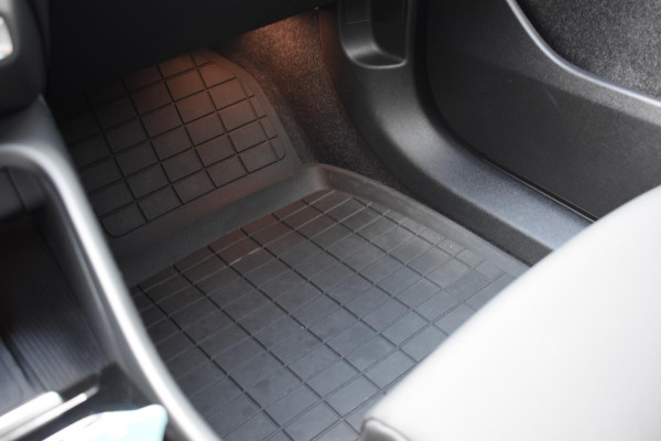 Volvo XC40 Single Motor Extended Range Plus 82 kWh / Adaptieve cruise control / Elektrische achterklep / Stoel - en stuurwielverwarming / Parkeersensoren V+A / Extra getint glas / Zwart dak / Achteruitrijcamera / MicroTech bekleding