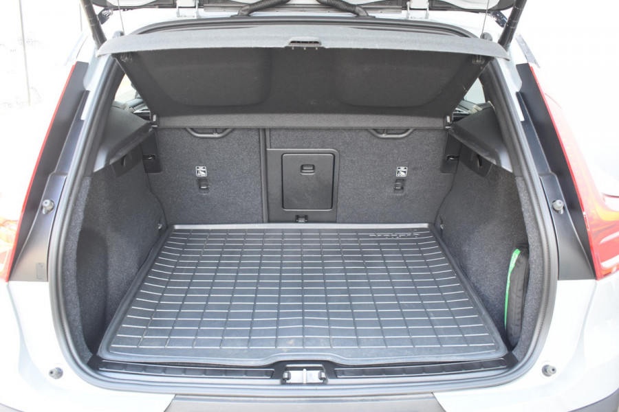 Volvo XC40 Single Motor Extended Range Plus 82 kWh / Adaptieve cruise control / Elektrische achterklep / Stoel - en stuurwielverwarming / Parkeersensoren V+A / Extra getint glas / Zwart dak / Achteruitrijcamera / MicroTech bekleding