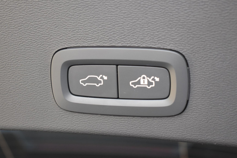 Volvo XC40 Single Motor Extended Range Plus 82 kWh / Adaptieve cruise control / Elektrische achterklep / Stoel - en stuurwielverwarming / Parkeersensoren V+A / Extra getint glas / Zwart dak / Achteruitrijcamera / MicroTech bekleding