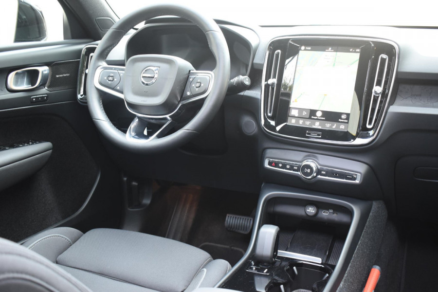 Volvo XC40 Single Motor Extended Range Ultimate 82 kWh / Adaptieve cruise control / Elektrische achterklep / Stoel - en stuurwielverwarming / Elektrisch verstelbare voorstoelen met geheugen / Extra getint glas / 360 Camera / Harman Kardon /