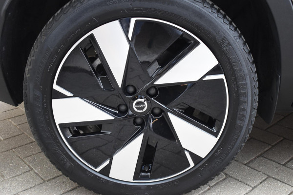 Volvo XC40 Single Motor Extended Range Ultimate 82 kWh / Adaptieve cruise control / Elektrische achterklep / Stoel - en stuurwielverwarming / Elektrisch verstelbare voorstoelen met geheugen / Extra getint glas / 360 Camera / Harman Kardon /