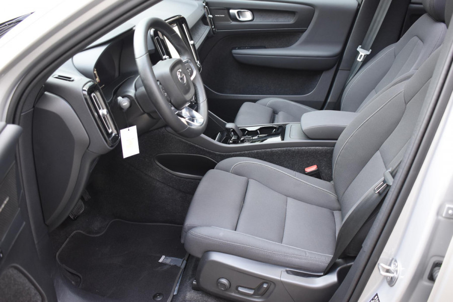 Volvo XC40 Single Motor Extended Range Ultimate 82 kWh / Adaptieve cruise control / Elektrische achterklep / Stoel - en stuurwielverwarming / Elektrisch verstelbare voorstoelen met geheugen / Extra getint glas / 360 Camera / Harman Kardon /