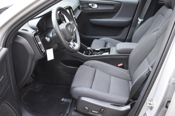 Volvo XC40 Single Motor Extended Range Ultimate 82 kWh / Adaptieve cruise control / Elektrische achterklep / Stoel - en stuurwielverwarming / Elektrisch verstelbare voorstoelen met geheugen / Extra getint glas / 360 Camera / Harman Kardon /