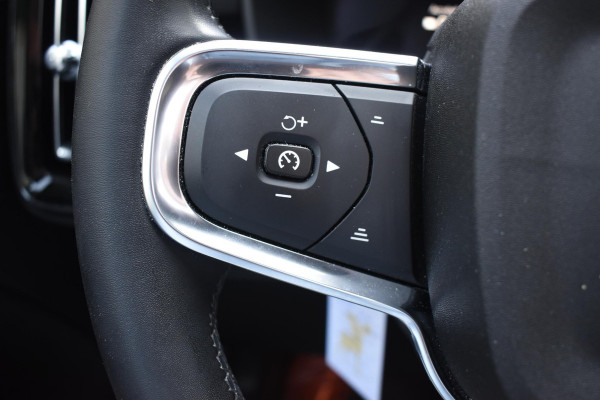 Volvo XC40 Single Motor Extended Range Ultimate 82 kWh / Adaptieve cruise control / Elektrische achterklep / Stoel - en stuurwielverwarming / Elektrisch verstelbare voorstoelen met geheugen / Extra getint glas / 360 Camera / Harman Kardon /