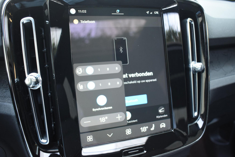 Volvo XC40 Single Motor Extended Range Ultimate 82 kWh / Adaptieve cruise control / Elektrische achterklep / Stoel - en stuurwielverwarming / Elektrisch verstelbare voorstoelen met geheugen / Extra getint glas / 360 Camera / Harman Kardon /