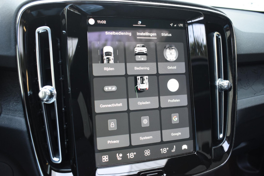Volvo XC40 Single Motor Extended Range Ultimate 82 kWh / Adaptieve cruise control / Elektrische achterklep / Stoel - en stuurwielverwarming / Elektrisch verstelbare voorstoelen met geheugen / Extra getint glas / 360 Camera / Harman Kardon /
