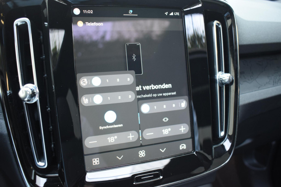 Volvo XC40 Single Motor Extended Range Ultimate 82 kWh / Adaptieve cruise control / Elektrische achterklep / Stoel - en stuurwielverwarming / Elektrisch verstelbare voorstoelen met geheugen / Extra getint glas / 360 Camera / Harman Kardon /