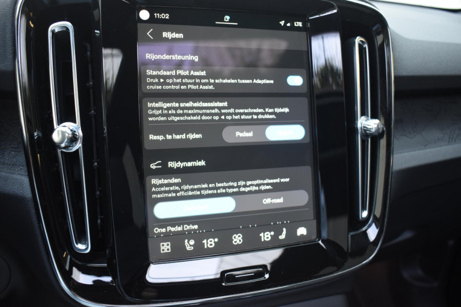 Volvo XC40 Single Motor Extended Range Ultimate 82 kWh / Adaptieve cruise control / Elektrische achterklep / Stoel - en stuurwielverwarming / Elektrisch verstelbare voorstoelen met geheugen / Extra getint glas / 360 Camera / Harman Kardon /