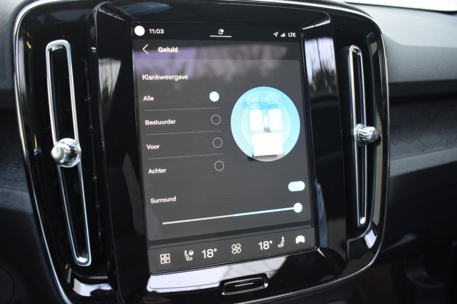 Volvo XC40 Single Motor Extended Range Ultimate 82 kWh / Adaptieve cruise control / Elektrische achterklep / Stoel - en stuurwielverwarming / Elektrisch verstelbare voorstoelen met geheugen / Extra getint glas / 360 Camera / Harman Kardon /
