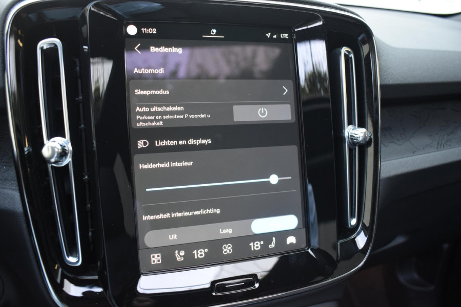Volvo XC40 Single Motor Extended Range Ultimate 82 kWh / Adaptieve cruise control / Elektrische achterklep / Stoel - en stuurwielverwarming / Elektrisch verstelbare voorstoelen met geheugen / Extra getint glas / 360 Camera / Harman Kardon /