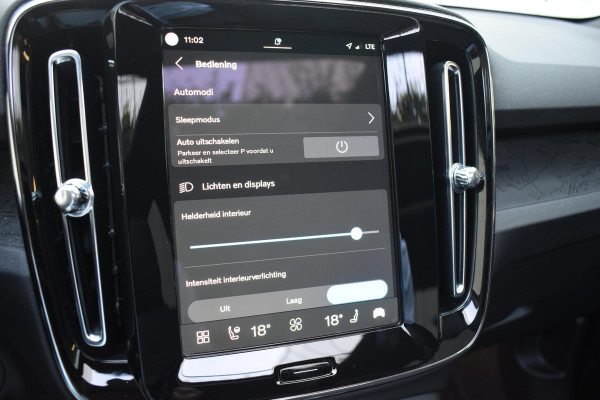 Volvo XC40 Single Motor Extended Range Ultimate 82 kWh / Adaptieve cruise control / Elektrische achterklep / Stoel - en stuurwielverwarming / Elektrisch verstelbare voorstoelen met geheugen / Extra getint glas / 360 Camera / Harman Kardon /