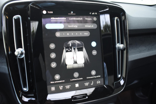 Volvo XC40 Single Motor Extended Range Ultimate 82 kWh / Adaptieve cruise control / Elektrische achterklep / Stoel - en stuurwielverwarming / Elektrisch verstelbare voorstoelen met geheugen / Extra getint glas / 360 Camera / Harman Kardon /