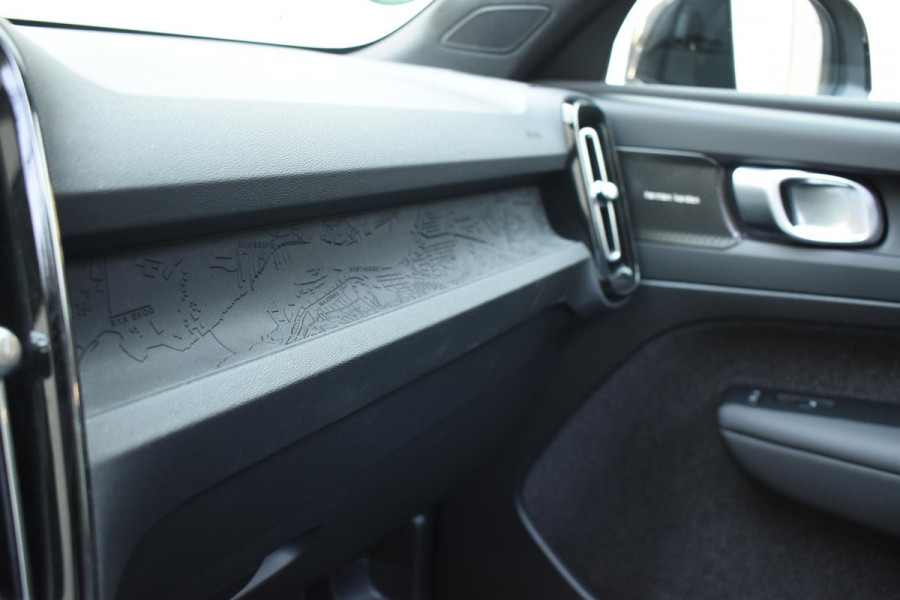 Volvo XC40 Single Motor Extended Range Ultimate 82 kWh / Adaptieve cruise control / Elektrische achterklep / Stoel - en stuurwielverwarming / Elektrisch verstelbare voorstoelen met geheugen / Extra getint glas / 360 Camera / Harman Kardon /