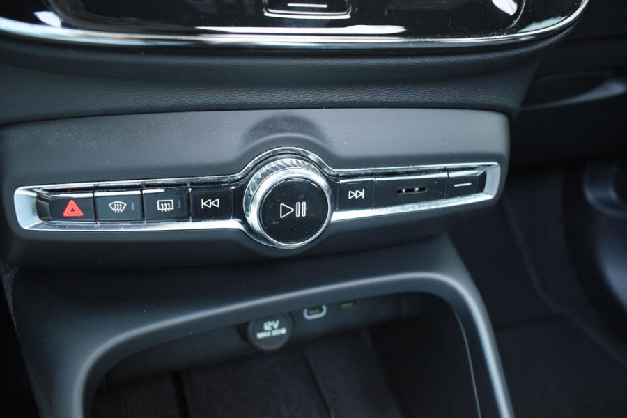 Volvo XC40 Single Motor Extended Range Ultimate 82 kWh / Adaptieve cruise control / Elektrische achterklep / Stoel - en stuurwielverwarming / Elektrisch verstelbare voorstoelen met geheugen / Extra getint glas / 360 Camera / Harman Kardon /