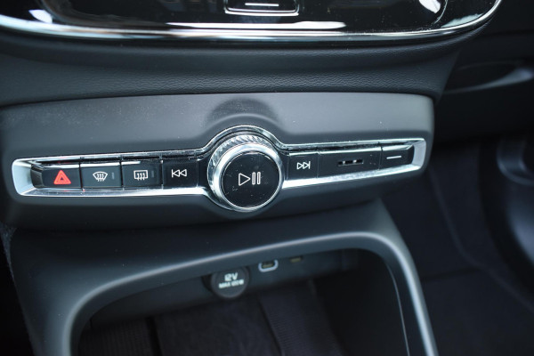 Volvo XC40 Single Motor Extended Range Ultimate 82 kWh / Adaptieve cruise control / Elektrische achterklep / Stoel - en stuurwielverwarming / Elektrisch verstelbare voorstoelen met geheugen / Extra getint glas / 360 Camera / Harman Kardon /