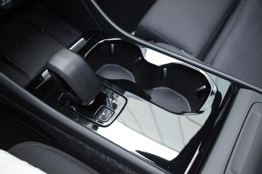 Volvo XC40 Single Motor Extended Range Ultimate 82 kWh / Adaptieve cruise control / Elektrische achterklep / Stoel - en stuurwielverwarming / Elektrisch verstelbare voorstoelen met geheugen / Extra getint glas / 360 Camera / Harman Kardon /