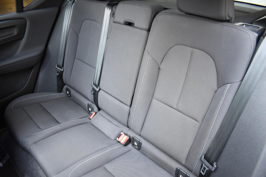 Volvo XC40 Single Motor Extended Range Ultimate 82 kWh / Adaptieve cruise control / Elektrische achterklep / Stoel - en stuurwielverwarming / Elektrisch verstelbare voorstoelen met geheugen / Extra getint glas / 360 Camera / Harman Kardon /