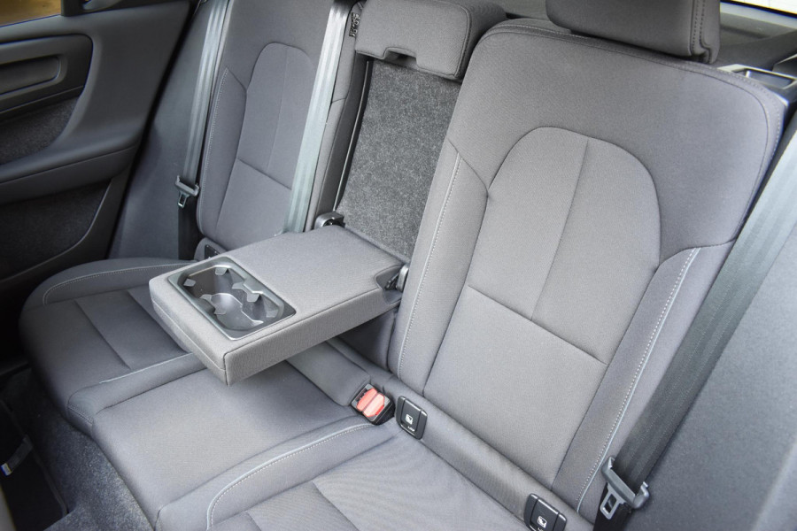 Volvo XC40 Single Motor Extended Range Ultimate 82 kWh / Adaptieve cruise control / Elektrische achterklep / Stoel - en stuurwielverwarming / Elektrisch verstelbare voorstoelen met geheugen / Extra getint glas / 360 Camera / Harman Kardon /