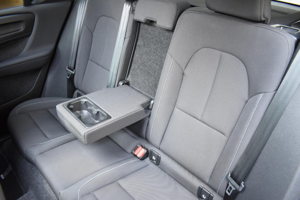 Volvo XC40 Single Motor Extended Range Ultimate 82 kWh / Adaptieve cruise control / Elektrische achterklep / Stoel - en stuurwielverwarming / Elektrisch verstelbare voorstoelen met geheugen / Extra getint glas / 360 Camera / Harman Kardon /