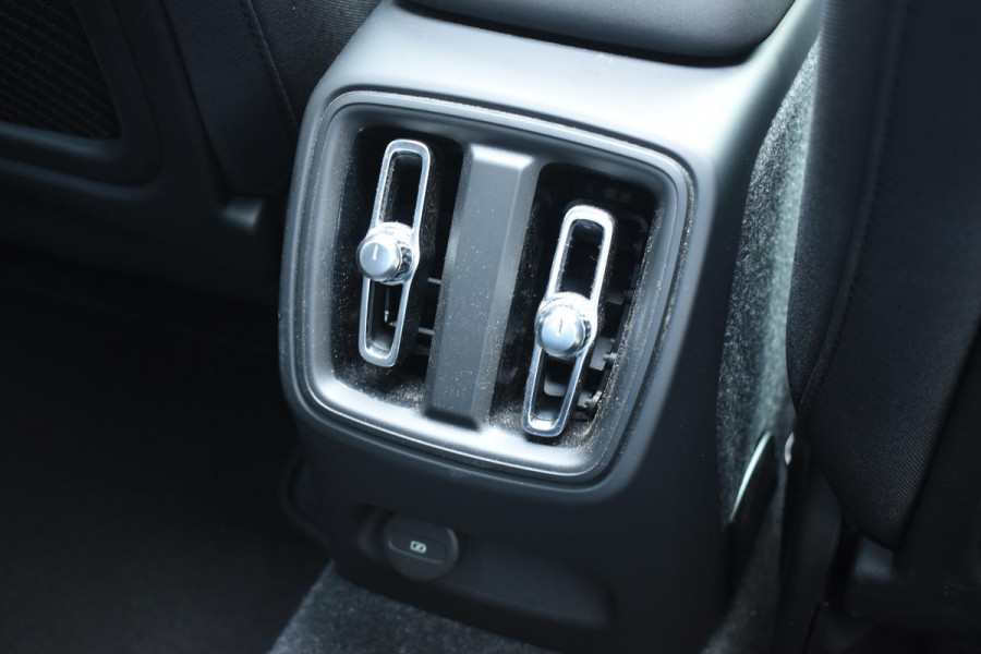 Volvo XC40 Single Motor Extended Range Ultimate 82 kWh / Adaptieve cruise control / Elektrische achterklep / Stoel - en stuurwielverwarming / Elektrisch verstelbare voorstoelen met geheugen / Extra getint glas / 360 Camera / Harman Kardon /