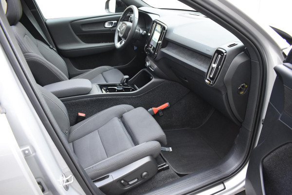 Volvo XC40 Single Motor Extended Range Ultimate 82 kWh / Adaptieve cruise control / Elektrische achterklep / Stoel - en stuurwielverwarming / Elektrisch verstelbare voorstoelen met geheugen / Extra getint glas / 360 Camera / Harman Kardon /