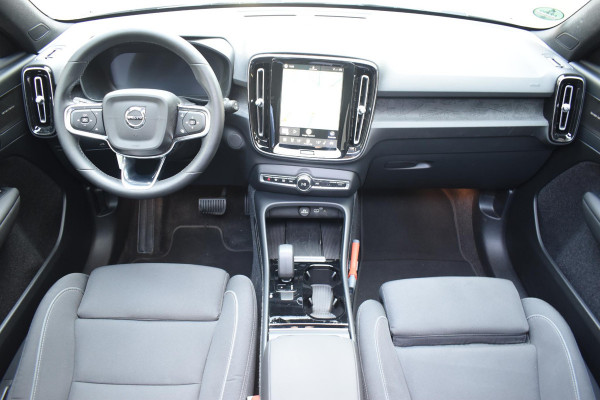 Volvo XC40 Single Motor Extended Range Ultimate 82 kWh / Adaptieve cruise control / Elektrische achterklep / Stoel - en stuurwielverwarming / Elektrisch verstelbare voorstoelen met geheugen / Extra getint glas / 360 Camera / Harman Kardon /