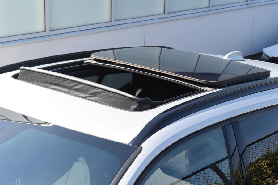Volvo XC40 Single Motor Extended Range Ultimate 82 kWh / Adaptieve cruise control / Elektrische achterklep / Stoel - en stuurwielverwarming / Elektrisch verstelbare voorstoelen met geheugen / Extra getint glas / 360 Camera / Harman Kardon /