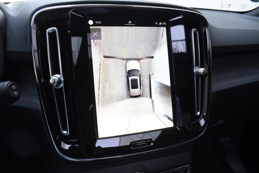 Volvo XC40 Single Motor Extended Range Ultimate 82 kWh / Adaptieve cruise control / Elektrische achterklep / Stoel - en stuurwielverwarming / Elektrisch verstelbare voorstoelen met geheugen / Extra getint glas / 360 Camera / Harman Kardon /