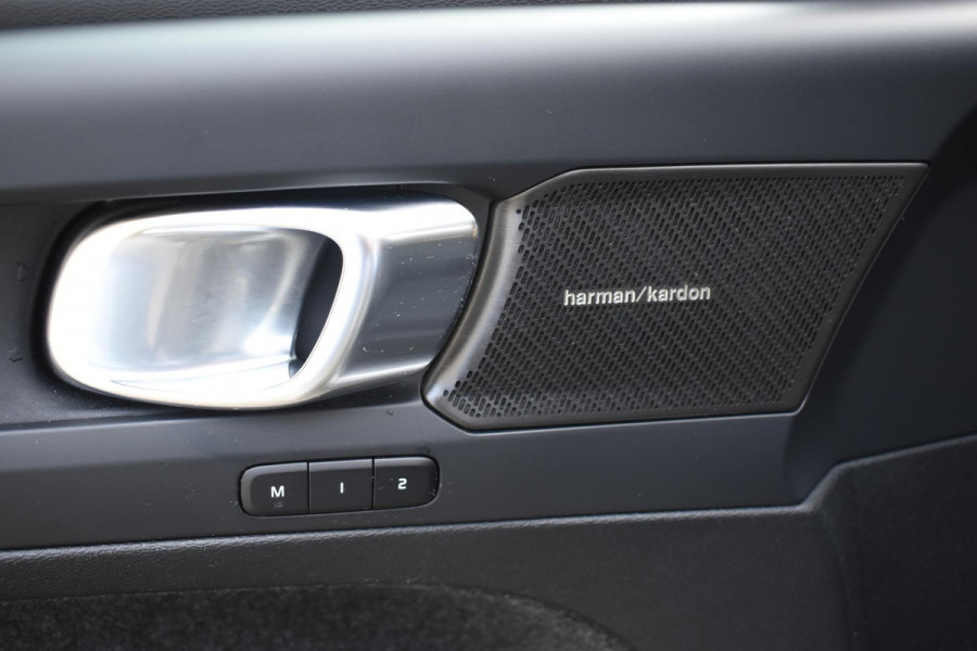 Volvo XC40 Single Motor Extended Range Ultimate 82 kWh / Adaptieve cruise control / Elektrische achterklep / Stoel - en stuurwielverwarming / Elektrisch verstelbare voorstoelen met geheugen / Extra getint glas / 360 Camera / Harman Kardon /