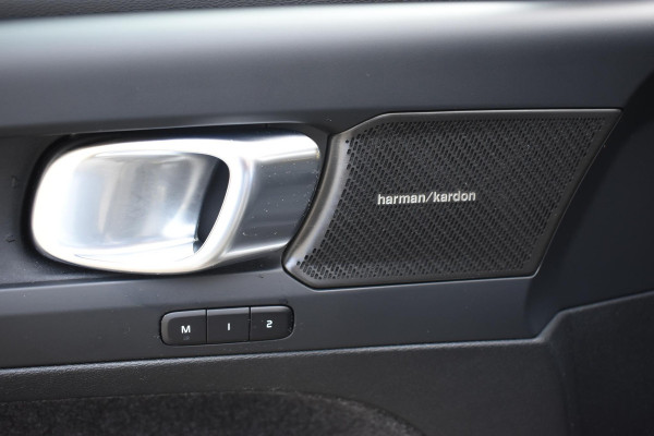 Volvo XC40 Single Motor Extended Range Ultimate 82 kWh / Adaptieve cruise control / Elektrische achterklep / Stoel - en stuurwielverwarming / Elektrisch verstelbare voorstoelen met geheugen / Extra getint glas / 360 Camera / Harman Kardon /