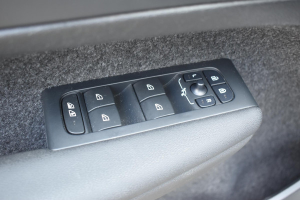 Volvo XC40 Single Motor Extended Range Ultimate 82 kWh / Adaptieve cruise control / Elektrische achterklep / Stoel - en stuurwielverwarming / Elektrisch verstelbare voorstoelen met geheugen / Extra getint glas / 360 Camera / Harman Kardon /