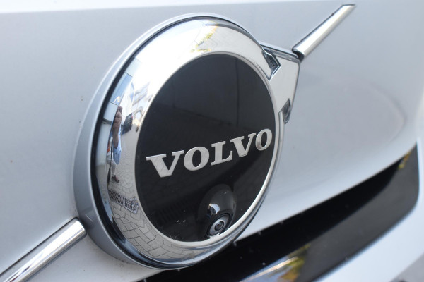 Volvo XC40 Single Motor Extended Range Ultimate 82 kWh / Adaptieve cruise control / Elektrische achterklep / Stoel - en stuurwielverwarming / Elektrisch verstelbare voorstoelen met geheugen / Extra getint glas / 360 Camera / Harman Kardon /