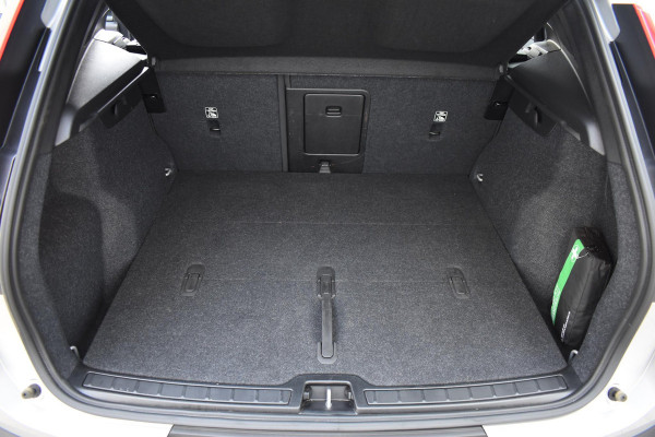 Volvo XC40 Single Motor Extended Range Ultimate 82 kWh / Adaptieve cruise control / Elektrische achterklep / Stoel - en stuurwielverwarming / Elektrisch verstelbare voorstoelen met geheugen / Extra getint glas / 360 Camera / Harman Kardon /
