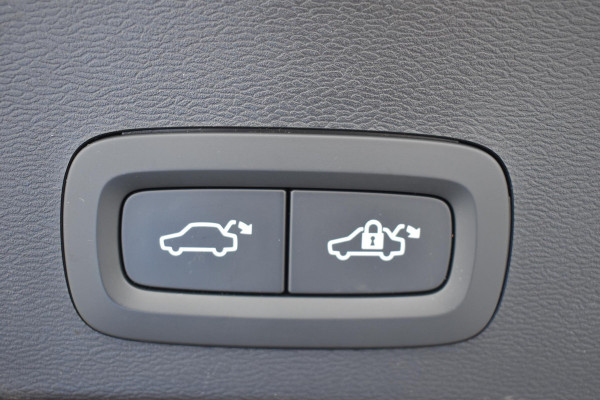 Volvo XC40 Single Motor Extended Range Ultimate 82 kWh / Adaptieve cruise control / Elektrische achterklep / Stoel - en stuurwielverwarming / Elektrisch verstelbare voorstoelen met geheugen / Extra getint glas / 360 Camera / Harman Kardon /