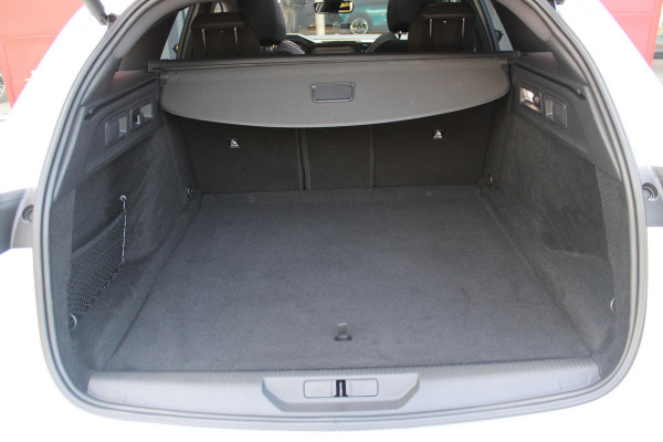 Peugeot 308 SW 1.2 Hybrid 145PK GT AUTOMAAT | PANORAMA SCHUIF/KANTEL DAK | AFNEEMBARE TREKHAAK | NAVIGATIE | SENSATION PACK: FOCAL HIFI SYSTEM (PREMIUM HIFI SYSTEEM MET 10 SPEAKERS)/DRAADLOZE TELEFOONLADER | 360° VISION & DRIVE ASSIST PLUS PACK: ACHTERUITRIJCAMERA 360° VISIOPARK 3 (4 CAMERA'S)/PARKEERHULP VOOR EN ACHTER/ANTI DIEFSTAL ALARM/PEUGEOT i-COCKPIT MET CONFIGUREERBAAR 3D-INSTRUMENTENPANEEL/CLEAN CABIN | ALCANTARA EXECUTIVE PACK: BEKLEDING ALCANTARA/KUNSTLEDER INCL. ELEKTRISCH BEDIENBARE AGR STOEL EN MASSAGE OP BEIDE VOORSTOELEN | 18" LICHTMETALEN VELGEN "PORTLAND" | NAVIG
