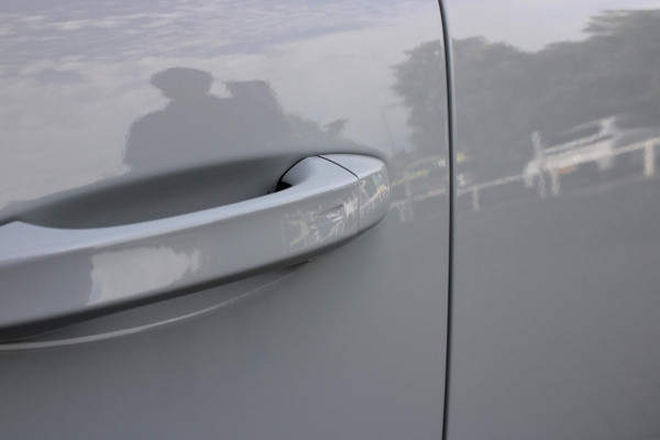 Peugeot 308 SW 1.2 Hybrid 145PK GT AUTOMAAT | PANORAMA SCHUIF/KANTEL DAK | AFNEEMBARE TREKHAAK | NAVIGATIE | SENSATION PACK: FOCAL HIFI SYSTEM (PREMIUM HIFI SYSTEEM MET 10 SPEAKERS)/DRAADLOZE TELEFOONLADER | 360° VISION & DRIVE ASSIST PLUS PACK: ACHTERUITRIJCAMERA 360° VISIOPARK 3 (4 CAMERA'S)/PARKEERHULP VOOR EN ACHTER/ANTI DIEFSTAL ALARM/PEUGEOT i-COCKPIT MET CONFIGUREERBAAR 3D-INSTRUMENTENPANEEL/CLEAN CABIN | ALCANTARA EXECUTIVE PACK: BEKLEDING ALCANTARA/KUNSTLEDER INCL. ELEKTRISCH BEDIENBARE AGR STOEL EN MASSAGE OP BEIDE VOORSTOELEN | 18" LICHTMETALEN VELGEN "PORTLAND" | NAVIG